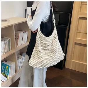 Gros plan d'un grand sac fourre-tout en macramé dans un cadre intérieur décontracté