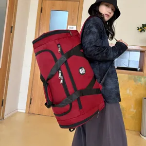 Grand sac de sport rouge pour le voyage et l'entraînement de fitness polyvalent.