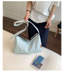 Hellblaue wasserdichte Nylon-Schultertasche im japanischen Stil mit viel Stauraum