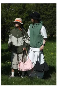 Photo lifestyle en extérieur de deux grands sacs hobo en tissu Oxford rose et noir