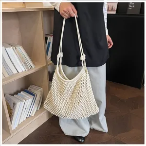 Vue détaillée du sac cabas en macramé tissé à la main crème dans un décor de style de vie