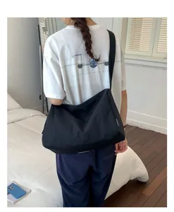 Detaillierte Rückansicht einer schwarzen wasserdichten Nylon-Schultertasche für Damen.