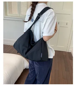 Große wasserdichte schwarze Nylon-Umhängetasche im minimalistischen lässigen Stil