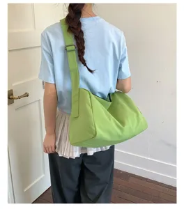 Rückansicht einer großen, leuchtend grünen Nylon-Umhängetasche für den Alltag.