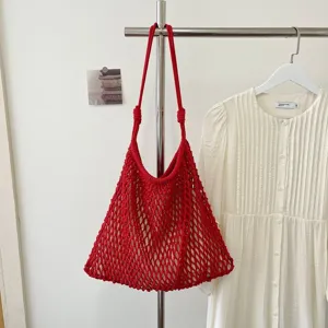 Grand sac cabas en maille tressée rouge parfait pour la plage et les vacances d'été