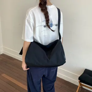 Minimalistische schwarze wasserdichte Nylon-Umhängetasche für Damen mit viel Platzinhalt