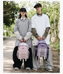 Dos modelos sosteniendo mochilas de senderismo en un entorno de bosque natural