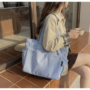 Nahaufnahme einer stylischen hellblauen Segeltuchtasche mit großem Fassungsvermögen