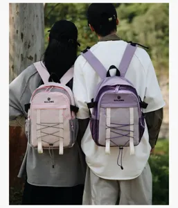 Mochilas de viaje y senderismo en diseño de bloques de color en un entorno de bosque