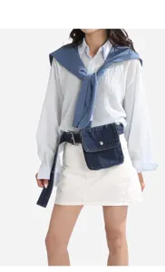 Gros plan montrant les détails du sac banane et de la ceinture en denim portés par un mannequin.