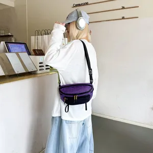 Λειτουργικό μοβ καρό τσαντάκι μέσης εξωτερικού χώρου σε ένα κομψό αστικό περιβάλλον καφέ