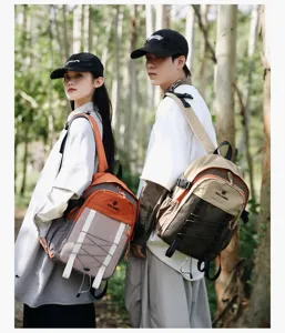 Mochilas de senderismo al aire libre usadas por pareja en el bosque para viajar.
