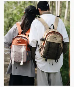 Modelos con mochilas ligeras y multifuncionales para senderismo en un entorno natural.