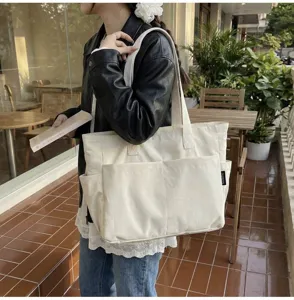 Große cremefarbene Canvas-Tragetasche mit mehreren Taschen im Outdoor-Lifestyle