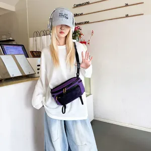 Μωβ techwear τσάντα στήθους με μοτίβο πλέγματος σε ασιατικό μοντέλο σε καφετέρια