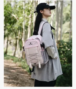 Mochila de senderismo ligera rosa y gris con cuerdas elásticas y bolsillos de malla
