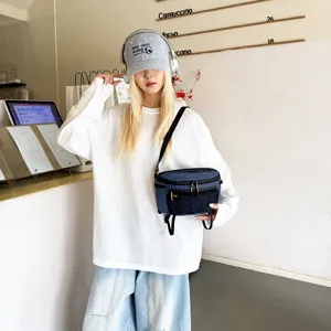Αδιάβροχη τσάντα μέσης πεζοπορίας techwear φορεμένη από μοντέλο σε καφετέρια