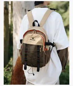 Mochila de senderismo ligera con cremalleras en contraste y bolsillos de malla en modelo