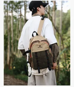 Una elegante mochila de senderismo caqui y marrón mostrada en un modelo en un bosque