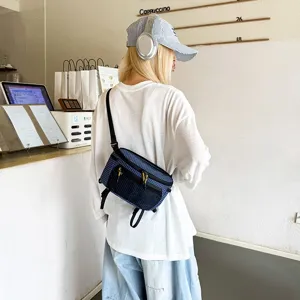 Μοντέλο που φοράει μπλε καρό τσάντα στήθους techwear σε καφετέρια, λεπτομερής άποψη.