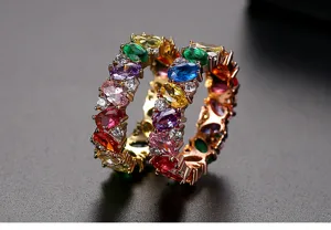 Close-up van twee prachtige eeuwigheidsringen met kleurrijke marquise geslepen zirkoon