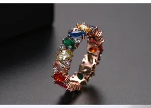 Detailopname van de roségouden regenboogring met veelkleurige ovaal geslepen zirkonia's