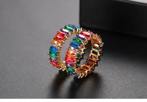 Primer plano de circonitas rectangulares multicolores en una montatura de oro pavé.