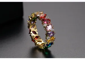 Detail van een vergulde koperen ring met kleurrijke ovale en marquise zirkoon.