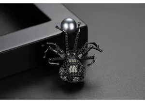 Detaillierte Makroaufnahme einer gotischen Spinnenbrosche mit schwarzen Zirkonia.