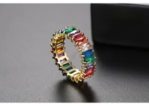 Vista macro detallada del anillo de arco iris chapado en oro con piedras de circón de colores
