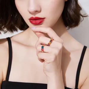 Lujosos anillos de eternidad bañados en oro con vibrantes circonitas arcoíris para mujer