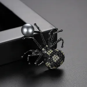 Eleganter schwarzer Spinnenbrosche mit grauer Perle und funkelnden Zirkonen auf dunklem Grund