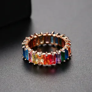Elegante anillo de eternidad en oro rosa con circonitas arcoíris de corte baguette