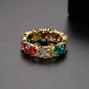 Elegante vergulde eternity ring met veelkleurige ovaal geslepen zirkonia steentjes