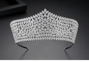 Vue détaillée d'un diadème de mariée de luxe avec des zircons en forme de feuilles.
