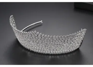 Vue détaillée d'un diadème de mariée de luxe avec zircons sertis et motifs de feuilles