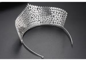 Vue détaillée d'un diadème de mariée avec sertissage de zircons de haute qualité