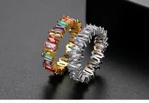 Gedetailleerde macro-opname van gouden regenboog- en zilveren zirkonia baguette ringen
