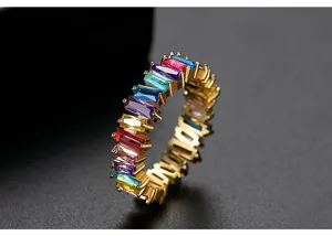 Macro-opname van vergulde eternity ring met kleurrijke baguette zirkonia-steentjes