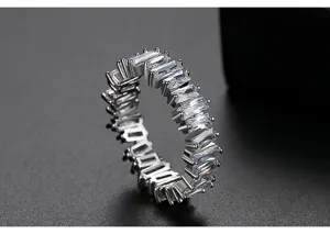 Gedetailleerde close-up van zilveren eternity ring met baguette geslepen zirkonia