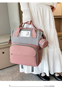 Detail van de multifunctionele roze en grijze luiertas met aangehecht rond tasje