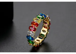 Detailopname van een vergulde koperen ring met levendige ovale veelkleurige zirkonia's.