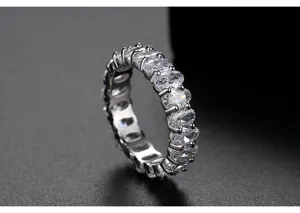 Macrodetail van een fonkelende zilveren eternity ring met ovaal geslepen zirkonia's