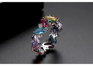 Detailweergave van regenboog eternity ring met kleurrijke geometrische zirkonia steentjes.