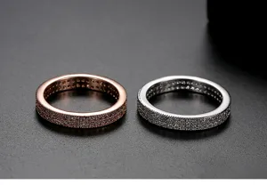 Close-up detail van dubbele rij micro-pavé zirkonia eternity ringen in goud en zilver.