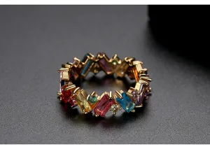 Detailopname van een regenboogring met veelkleurige rechthoekige zirkoonstenen.