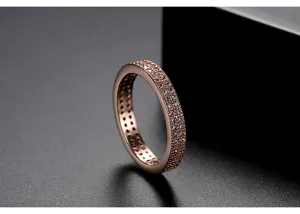 Macrodetail van roségouden ring met dubbele rij micro-pave zirkonia-steentjes