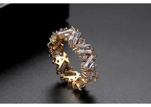 Detailweergave van een vergulde eternity ring met baguette en ronde zirkonia's
