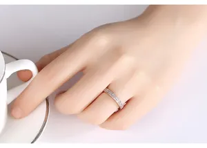 Elegante dubbelrijige ring met zirkonia gedragen aan de vinger voor een detailopname