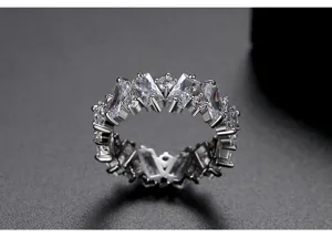 Detailopname van een eeuwigheidsring met fonkelende baguette- en ronde zirkonia-steentjes